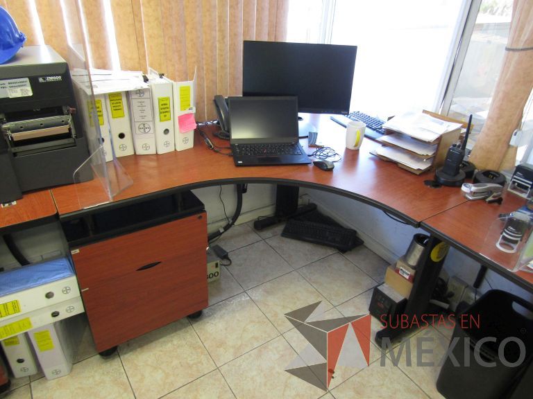 Lote 053 - Escritorio en escuadra con base metálica y cubierta curva color café