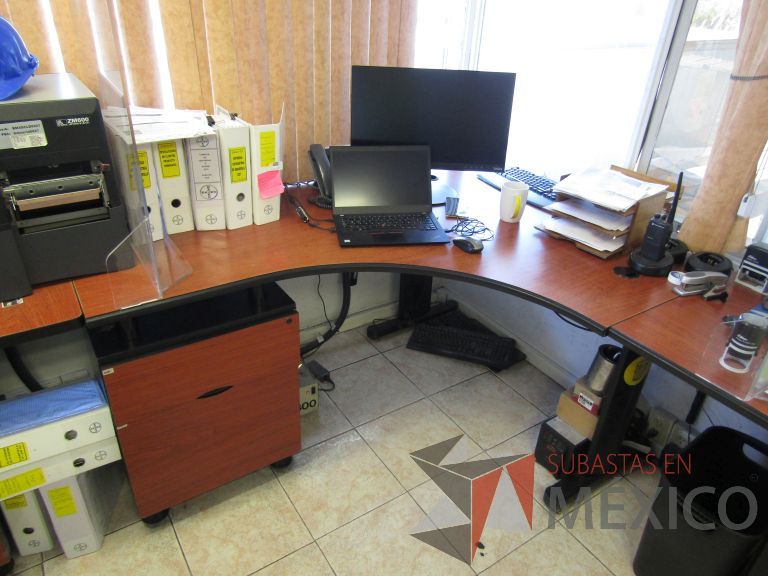 Lote 053 - Escritorio en escuadra con base metálica y cubierta curva color café - Imagen 3