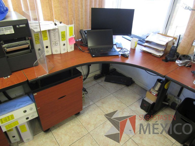 Lote 053 - Escritorio en escuadra con base metálica y cubierta curva color café - Imagen 7