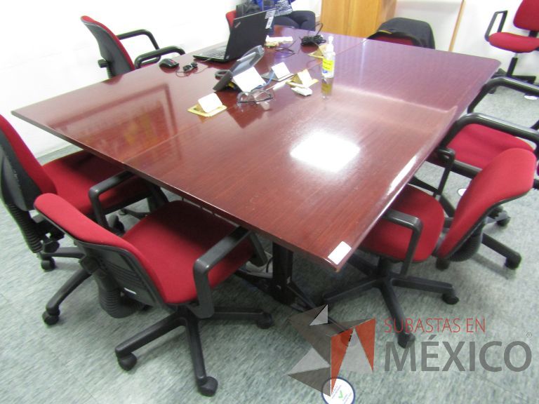 Lote 003 - Mesa de sala de juntas para 8 personas en 2 piezas con base metálica y cubierta color vino - Imagen 2