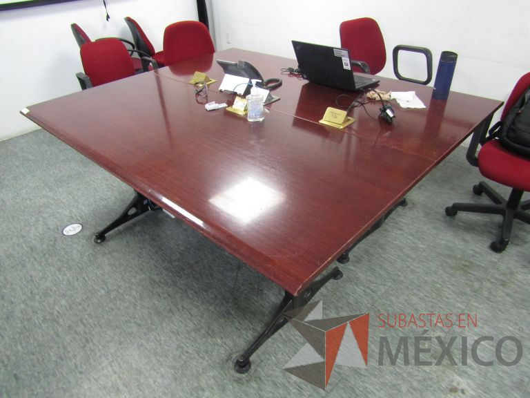 Lote 003 - Mesa de sala de juntas para 8 personas en 2 piezas con base metálica y cubierta color vino - Imagen 3