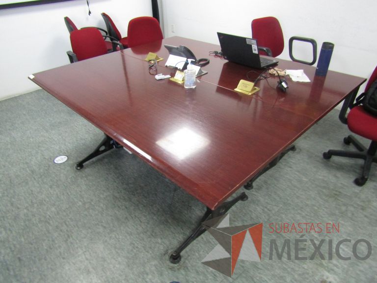 Lote 003 - Mesa de sala de juntas para 8 personas en 2 piezas con base metálica y cubierta color vino - Imagen 4