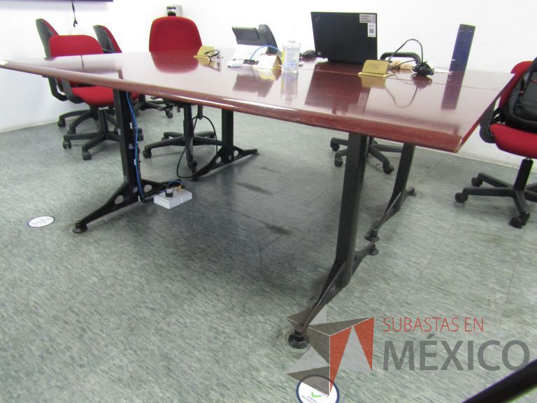 Lote 003 - Mesa de sala de juntas para 8 personas en 2 piezas con base metálica y cubierta color vino - Imagen 5