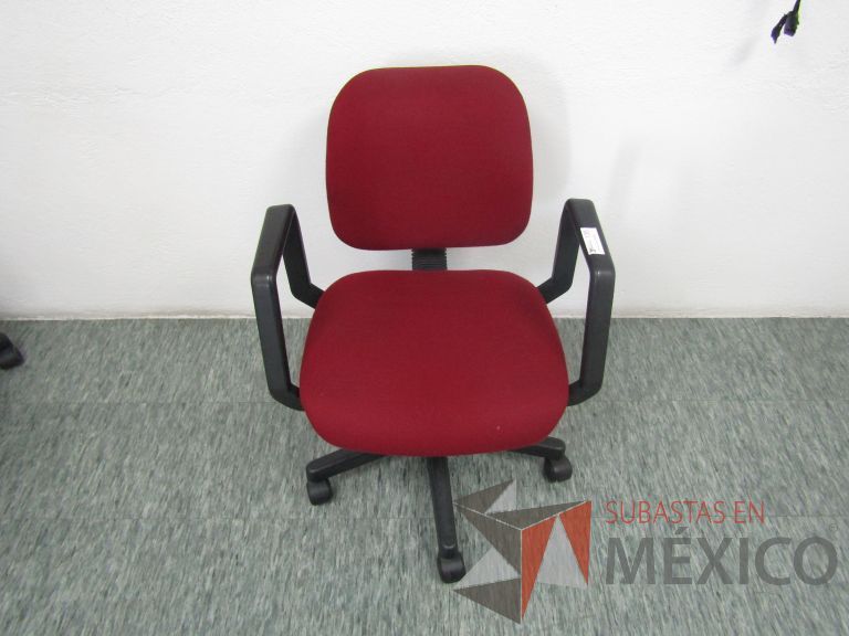 Lote 040 - 4 Sillas secretariales con ruedas, descansa brazos, asiento y respaldo en tela color rojo