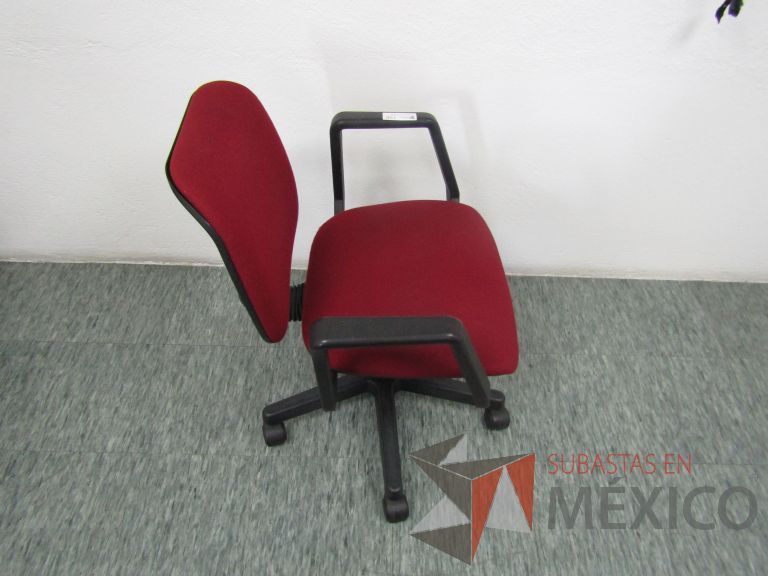 Lote 040 - 4 Sillas secretariales con ruedas, descansa brazos, asiento y respaldo en tela color rojo - Imagen 3