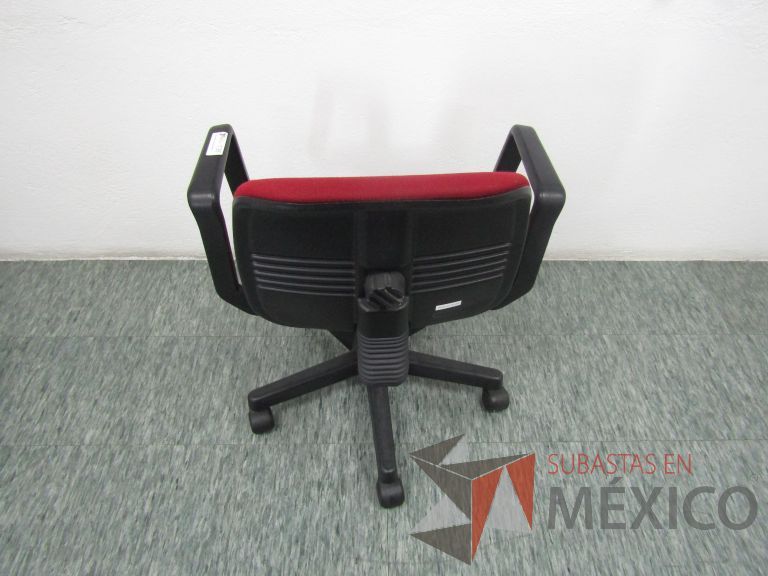 Lote 040 - 4 Sillas secretariales con ruedas, descansa brazos, asiento y respaldo en tela color rojo - Imagen 4