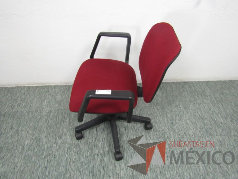 Lote 040 - 4 Sillas secretariales con ruedas, descansa brazos, asiento y respaldo en tela color rojo - Imagen 2