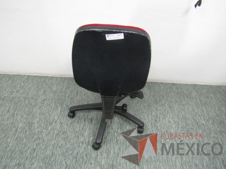 Lote 043 - 4 Sillas secretariales con ruedas, asiento y respaldo en tela color rojo - Imagen 4