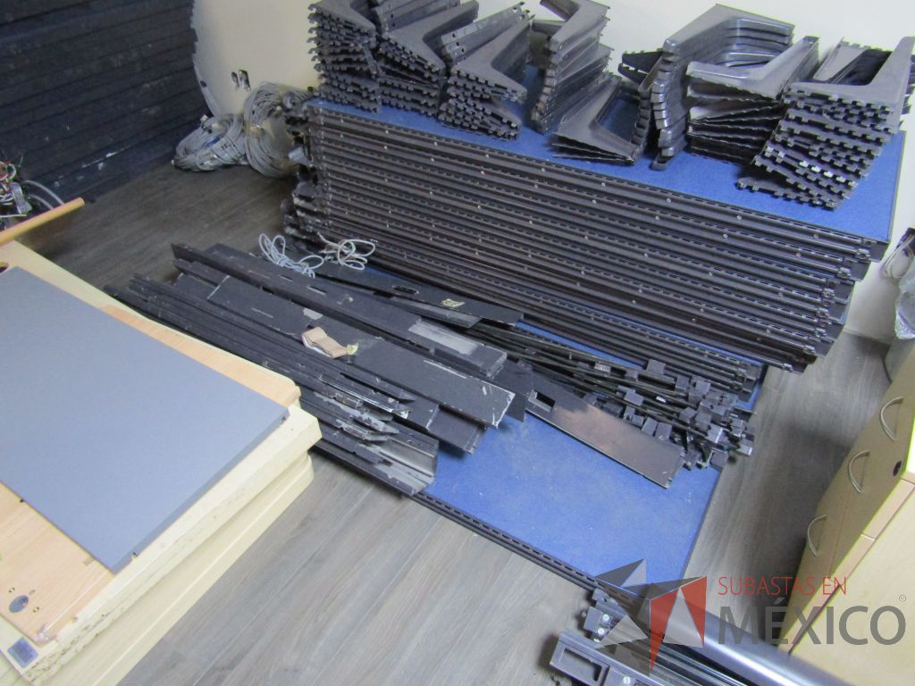 Lote 021 - Estación de trabajo desarmada para 50 personas, con cubiertas, mamparas, herrajes y tornillería incluida. - Imagen 12