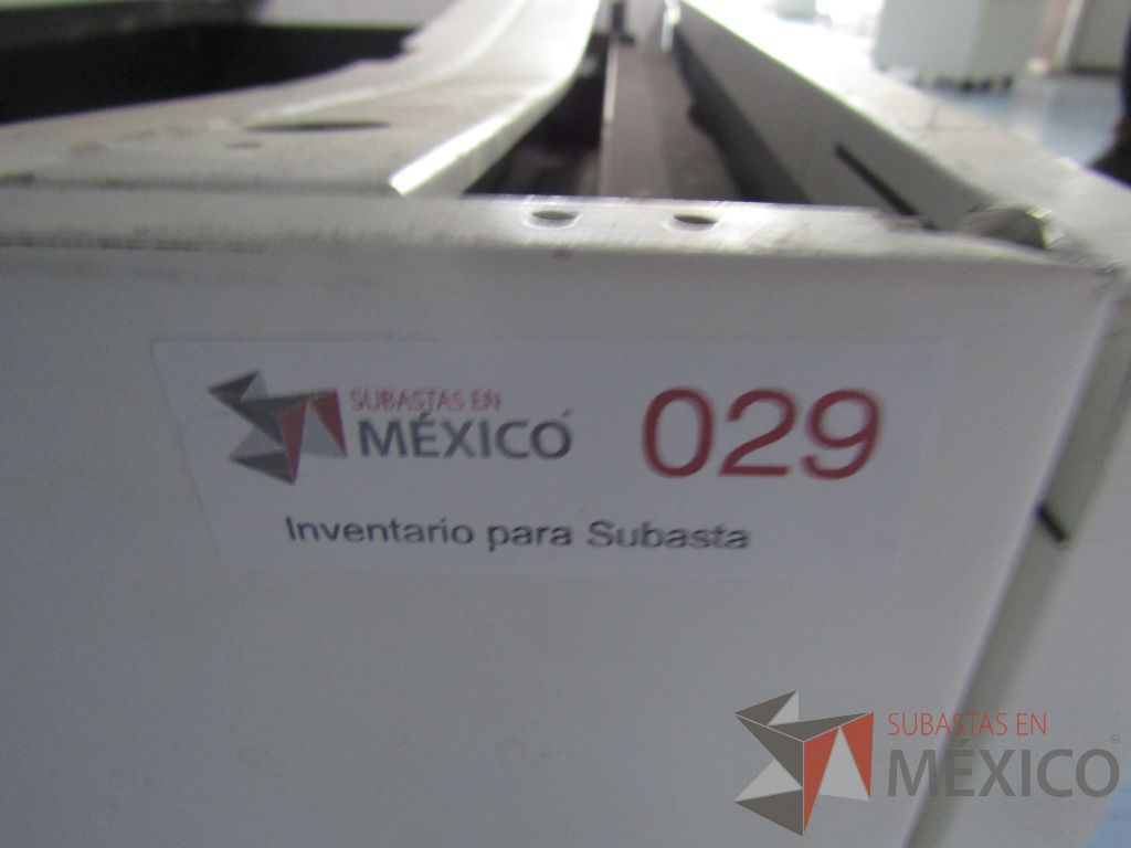 Lote 047 - 3 Gabinetes metálico de 2 cajones color blanco. De pedestal. - Imagen 2