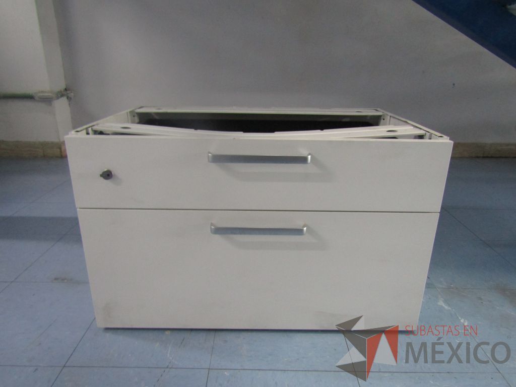 Lote 047 - 3 Gabinetes metálico de 2 cajones color blanco. De pedestal. - Imagen 5
