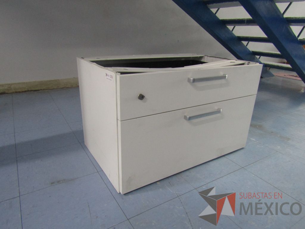 Lote 047 - 3 Gabinetes metálico de 2 cajones color blanco. De pedestal. - Imagen 7