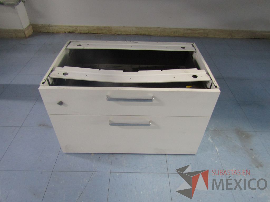 Lote 047 - 3 Gabinetes metálico de 2 cajones color blanco. De pedestal.