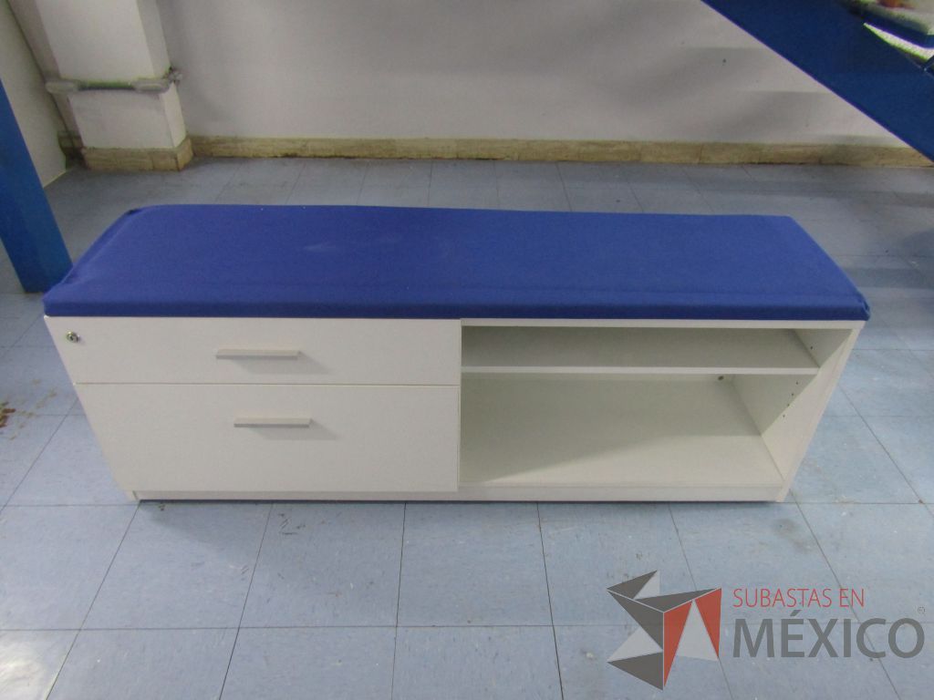 Lote 076 - Credenza con 2 cajones y 1 entrepaño con cojín en tela color azul