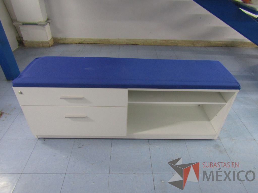 Lote 076 - Credenza con 2 cajones y 1 entrepaño con cojín en tela color azul - Imagen 2