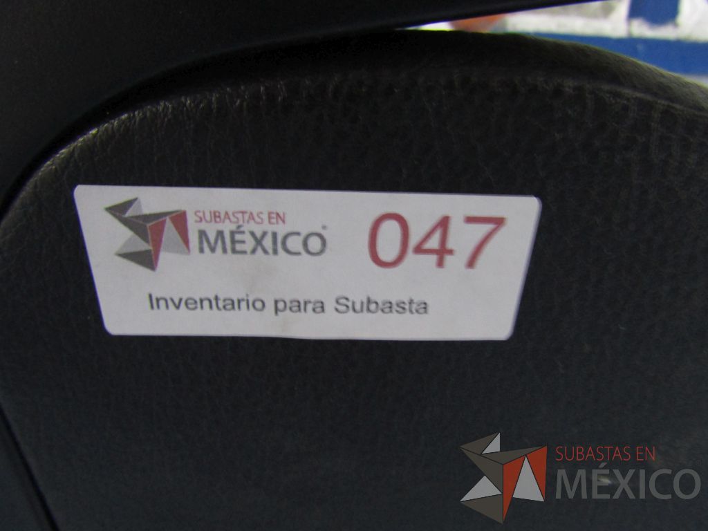 Lote 078 - Silla fija, asiento y respaldo tipo piel color negro - Imagen 4