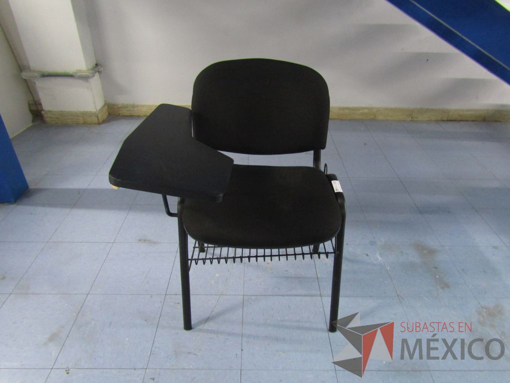 Lote 079 - Silla con paleta, asiento y respaldo en tela color negro