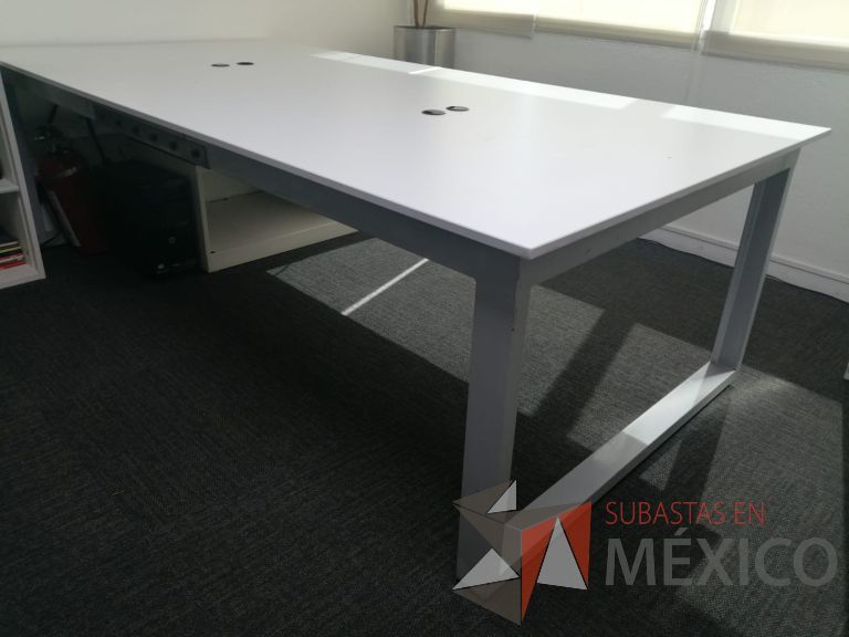 Lote 001 - Mesa de trabajo para 4 personas cubierta color blanco - Imagen 3
