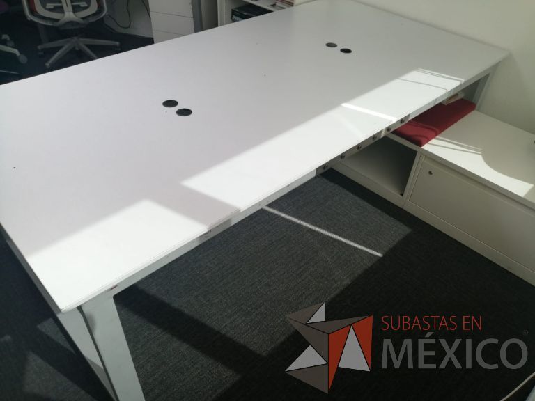 Lote 001 - Mesa de trabajo para 4 personas cubierta color blanco - Imagen 4