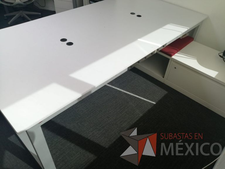 Lote 001 - Mesa de trabajo para 4 personas cubierta color blanco - Imagen 5