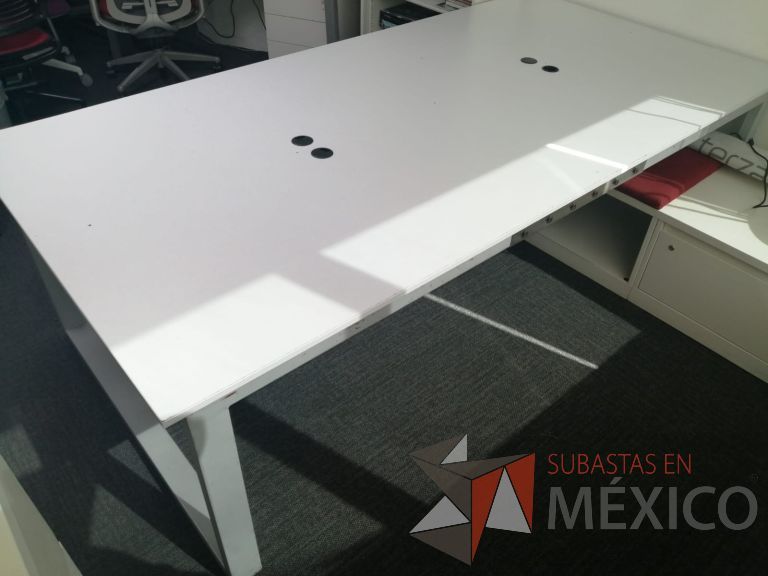 Lote 001 - Mesa de trabajo para 4 personas cubierta color blanco - Imagen 7