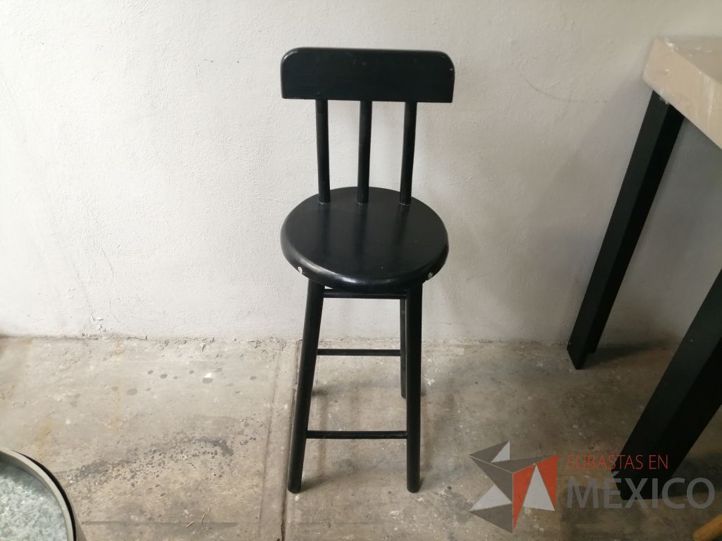 Lote 026 - 7 Sillas altas con asiento y respaldo en color negro