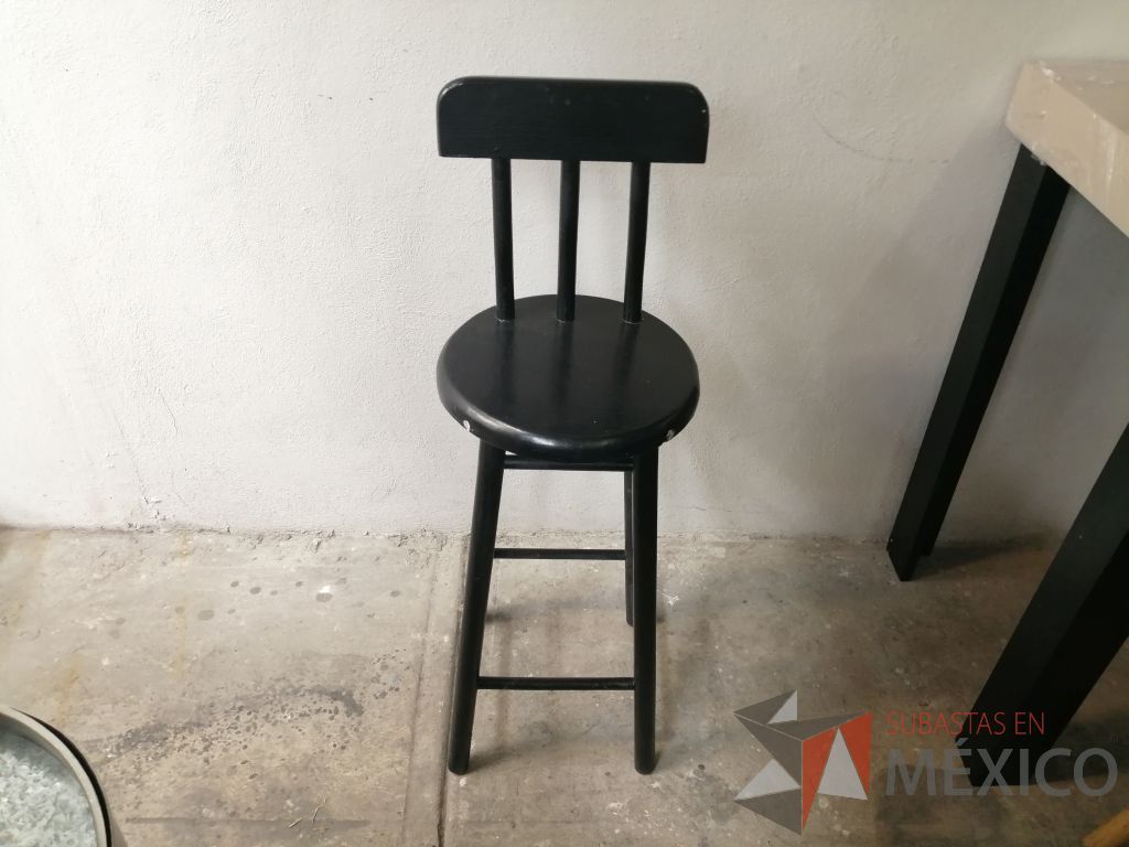 Lote 026 - 7 Sillas altas con asiento y respaldo en color negro - Imagen 2