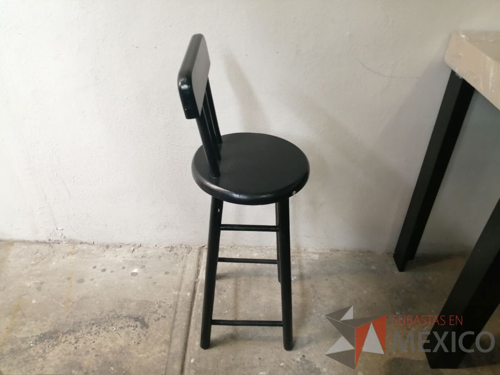 Lote 026 - 7 Sillas altas con asiento y respaldo en color negro - Imagen 4