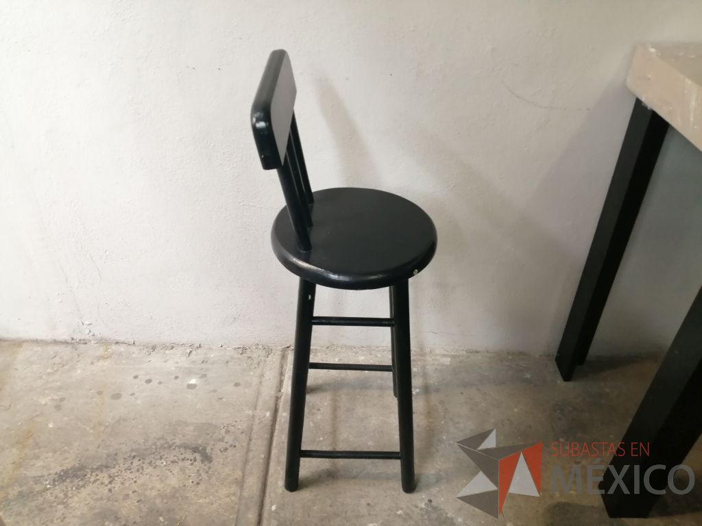Lote 026 - 7 Sillas altas con asiento y respaldo en color negro - Imagen 5