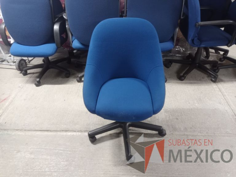 Lote 005 - 50 Sillas asiento y respaldo de tela color azul con descansabrazos y ruedas, diferentes modelos - Imagen 2