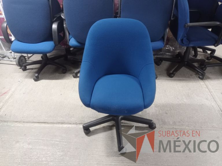Lote 005 - 50 Sillas asiento y respaldo de tela color azul con descansabrazos y ruedas, diferentes modelos - Imagen 3