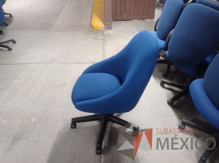 Lote 005 - 50 Sillas asiento y respaldo de tela color azul con descansabrazos y ruedas, diferentes modelos - Imagen 4