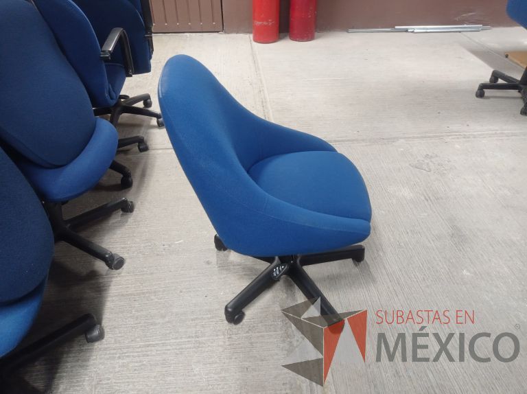 Lote 005 - 50 Sillas asiento y respaldo de tela color azul con descansabrazos y ruedas, diferentes modelos - Imagen 5