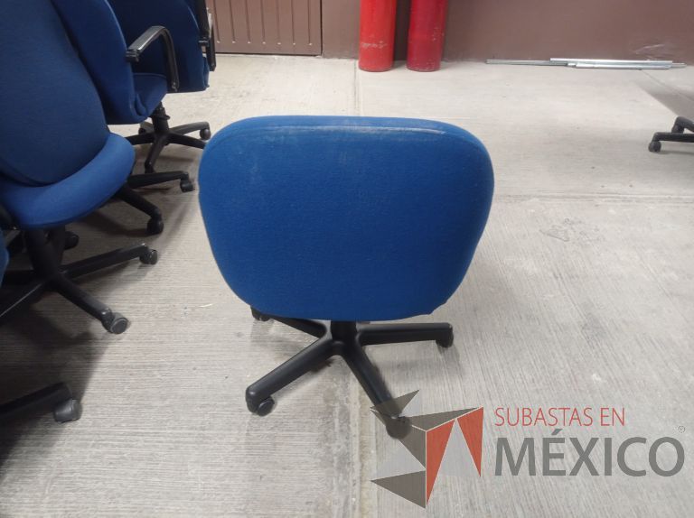 Lote 005 - 50 Sillas asiento y respaldo de tela color azul con descansabrazos y ruedas, diferentes modelos - Imagen 6