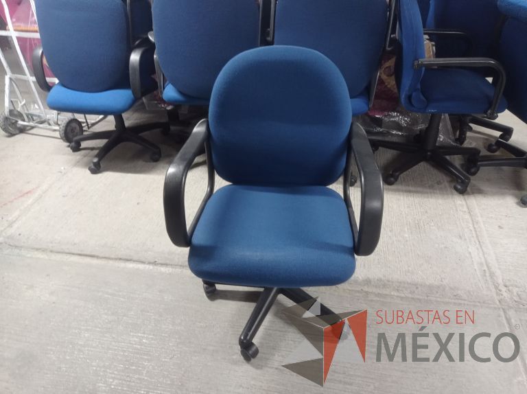 Lote 005 - 50 Sillas asiento y respaldo de tela color azul con descansabrazos y ruedas, diferentes modelos - Imagen 7