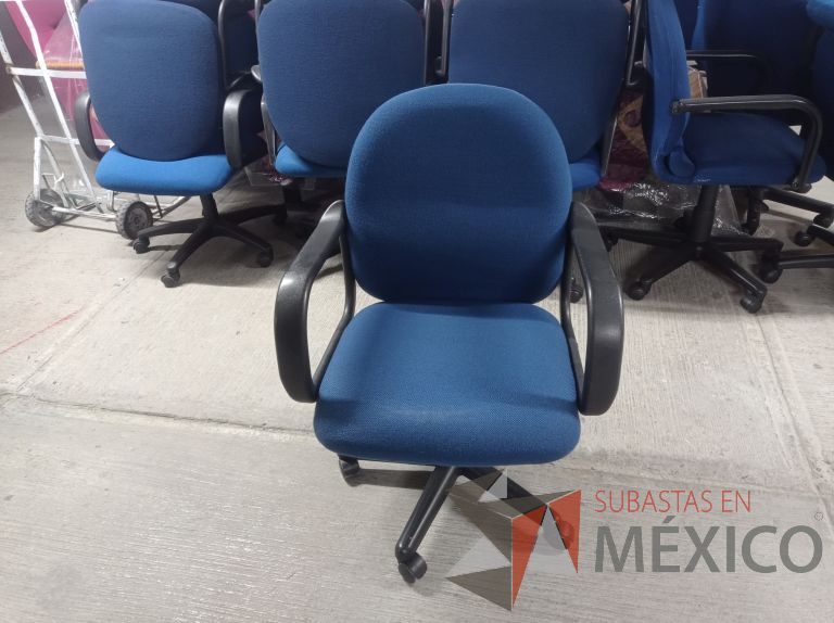 Lote 005 - 50 Sillas asiento y respaldo de tela color azul con descansabrazos y ruedas, diferentes modelos - Imagen 8