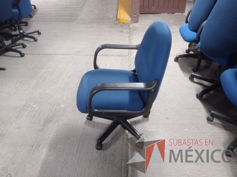 Lote 005 - 50 Sillas asiento y respaldo de tela color azul con descansabrazos y ruedas, diferentes modelos - Imagen 9