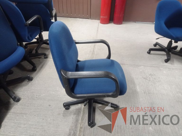 Lote 005 - 50 Sillas asiento y respaldo de tela color azul con descansabrazos y ruedas, diferentes modelos - Imagen 10
