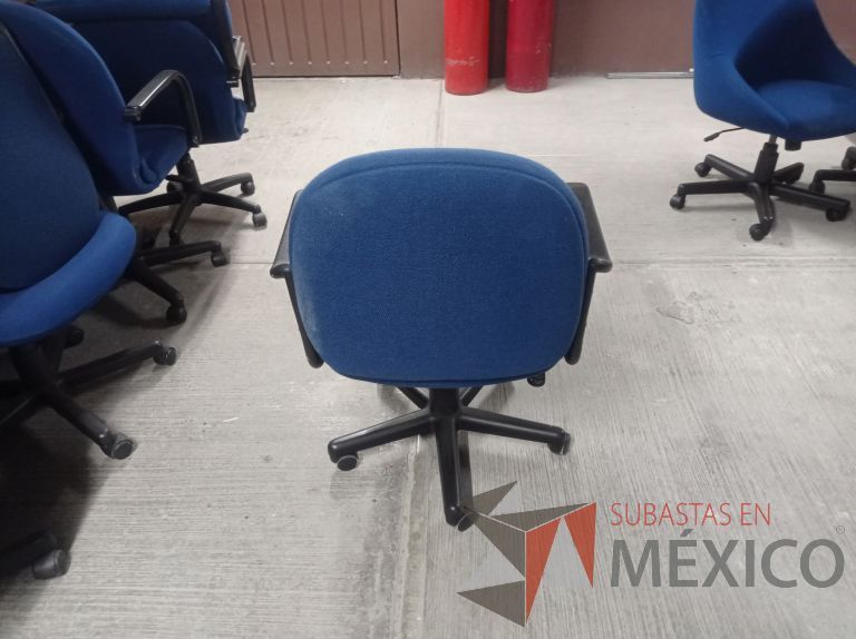 Lote 005 - 50 Sillas asiento y respaldo de tela color azul con descansabrazos y ruedas, diferentes modelos - Imagen 11