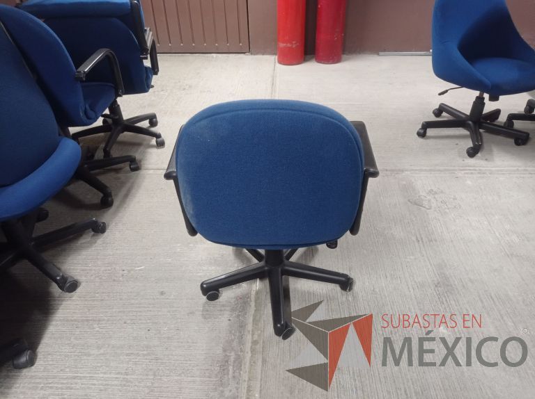 Lote 005 - 50 Sillas asiento y respaldo de tela color azul con descansabrazos y ruedas, diferentes modelos - Imagen 12