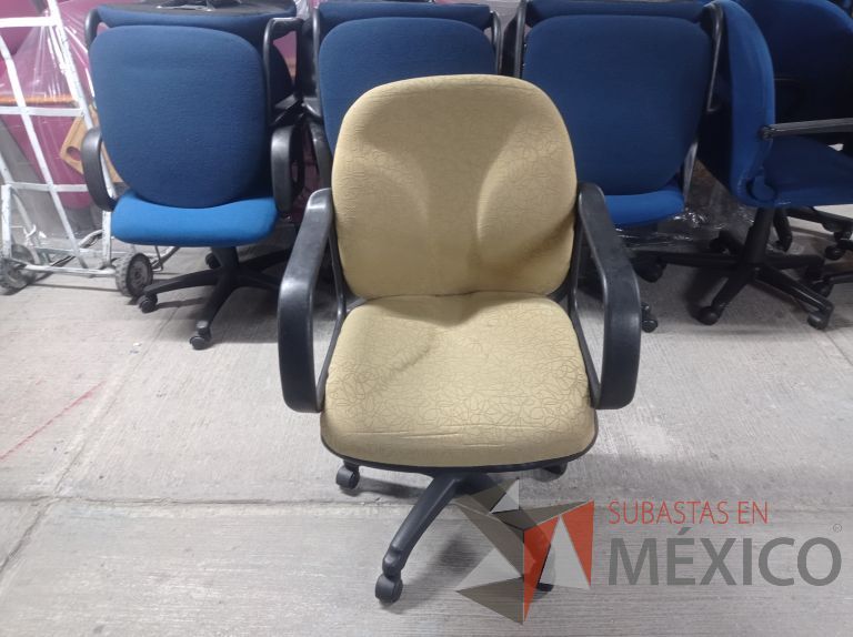 Lote 002 - 27 Sillas asiento y respaldo de tela color beige con descansabrazos y ruedas, diferentes modelos