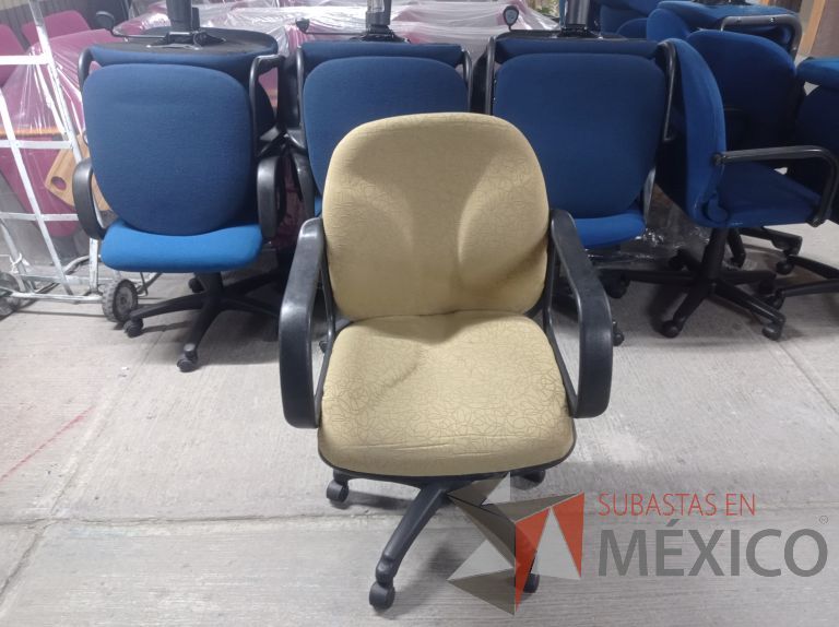 Lote 002 - 27 Sillas asiento y respaldo de tela color beige con descansabrazos y ruedas, diferentes modelos - Imagen 2
