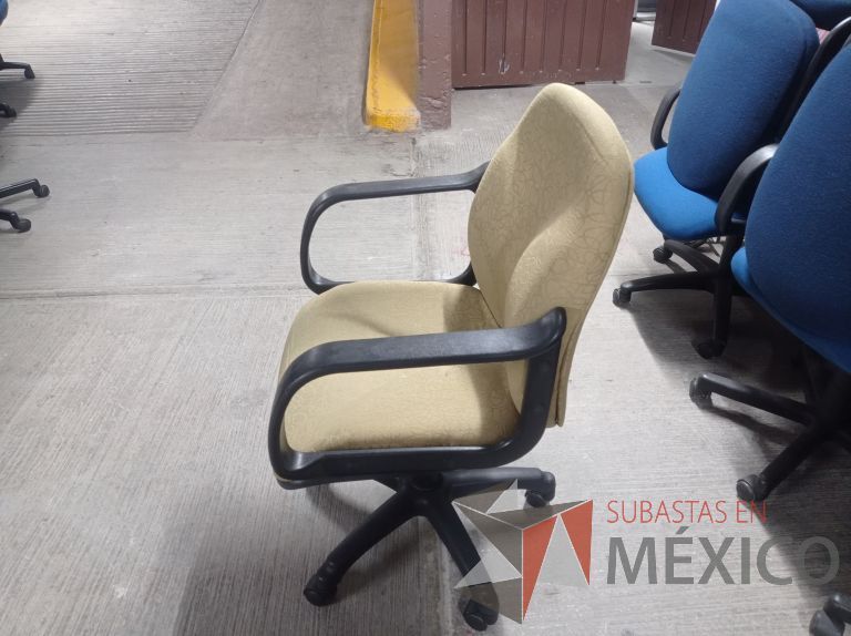 Lote 002 - 27 Sillas asiento y respaldo de tela color beige con descansabrazos y ruedas, diferentes modelos - Imagen 3