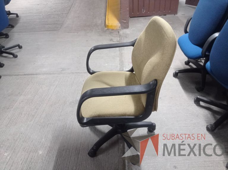 Lote 002 - 27 Sillas asiento y respaldo de tela color beige con descansabrazos y ruedas, diferentes modelos - Imagen 4