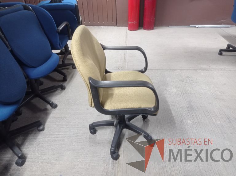 Lote 002 - 27 Sillas asiento y respaldo de tela color beige con descansabrazos y ruedas, diferentes modelos - Imagen 5