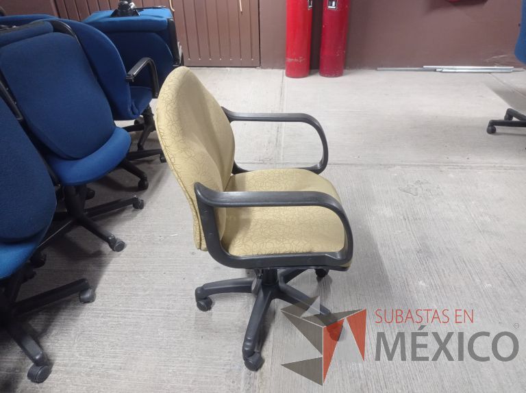 Lote 002 - 27 Sillas asiento y respaldo de tela color beige con descansabrazos y ruedas, diferentes modelos - Imagen 6