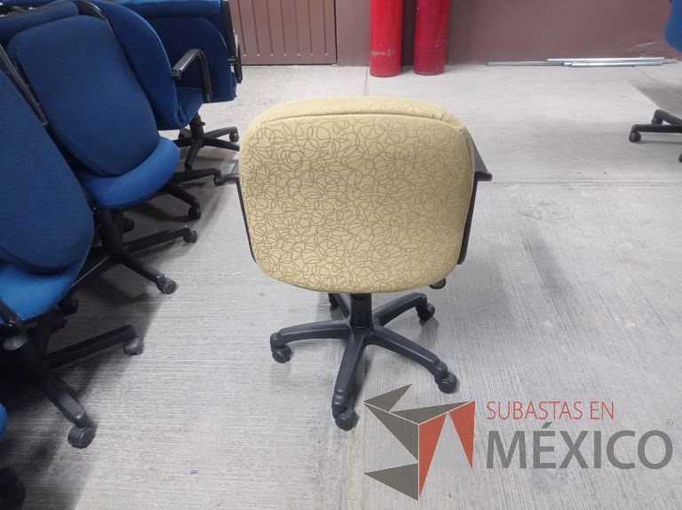 Lote 002 - 27 Sillas asiento y respaldo de tela color beige con descansabrazos y ruedas, diferentes modelos - Imagen 7