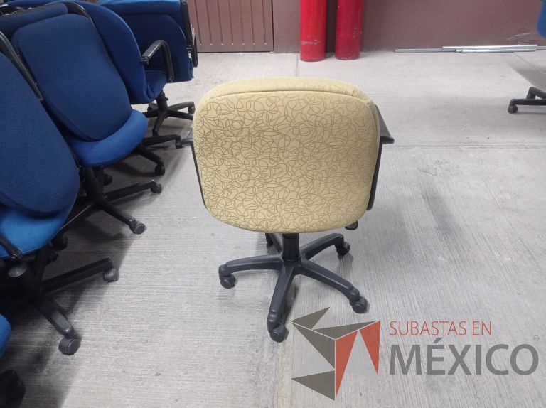 Lote 002 - 27 Sillas asiento y respaldo de tela color beige con descansabrazos y ruedas, diferentes modelos - Imagen 8