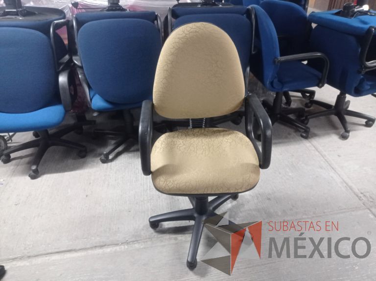 Lote 002 - 27 Sillas asiento y respaldo de tela color beige con descansabrazos y ruedas, diferentes modelos - Imagen 9