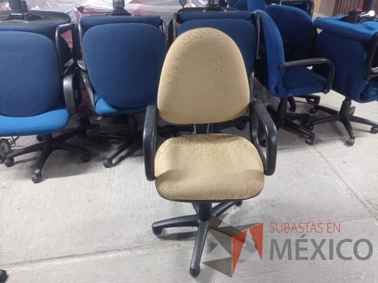 Lote 002 - 27 Sillas asiento y respaldo de tela color beige con descansabrazos y ruedas, diferentes modelos - Imagen 10